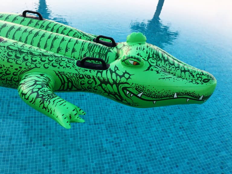 Aufblasbares Spielzeugkrokodil im Schwimmbad