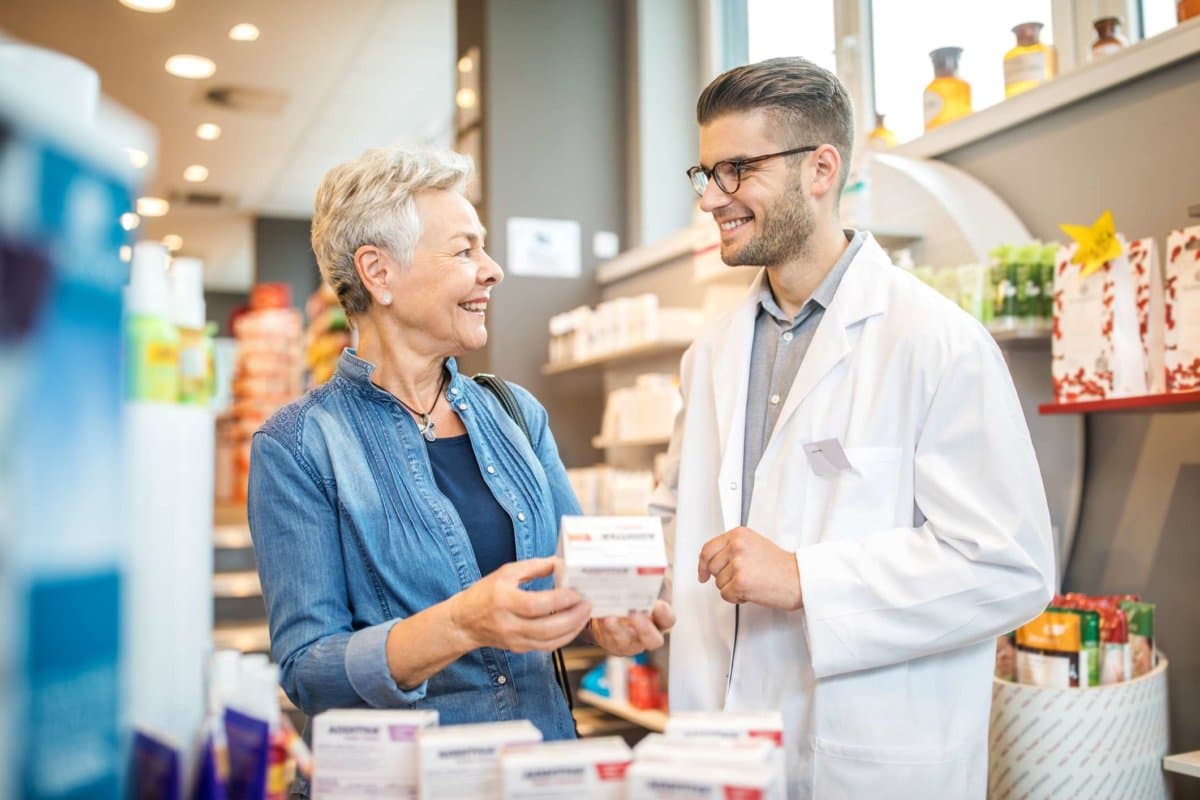 Senior-Kundenberatung Medizin mit Apotheker