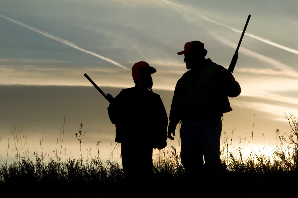 Vater und sohn bei der Jagd.