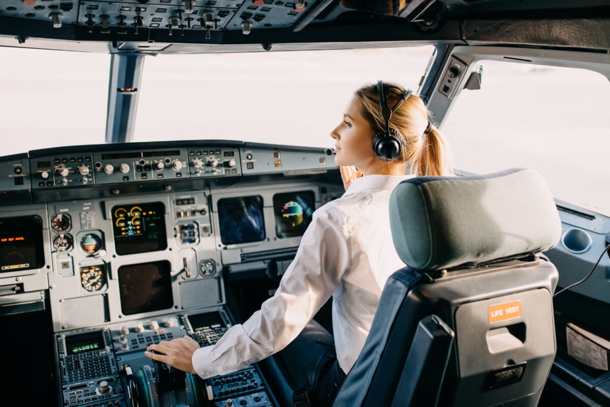Pilotin im Cockpit.