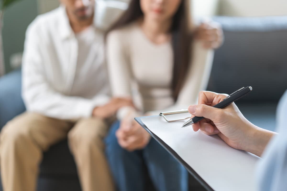 Psychologie, Depression, asiatisches junges Paar liebt Frau und männlichen Patienten, die psychische Probleme mit