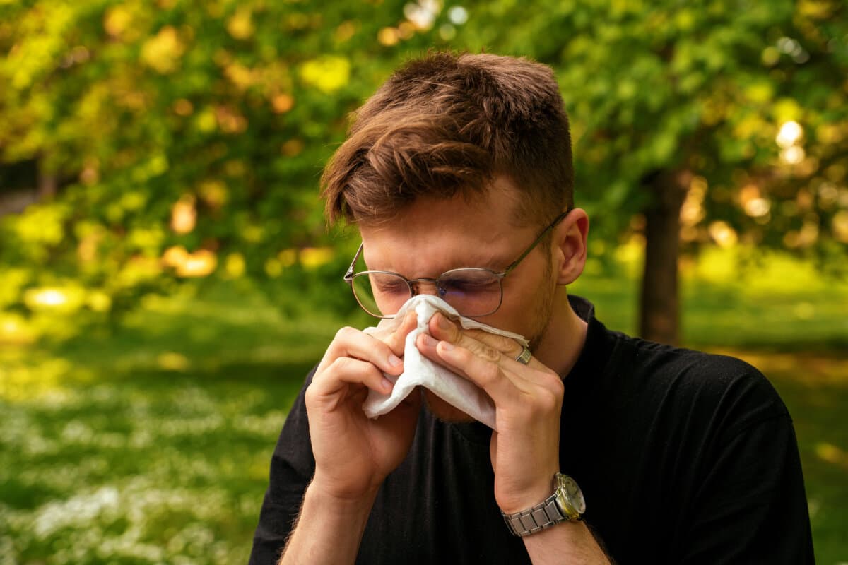 Junger Erwachsener mit saisonaler Allergie.