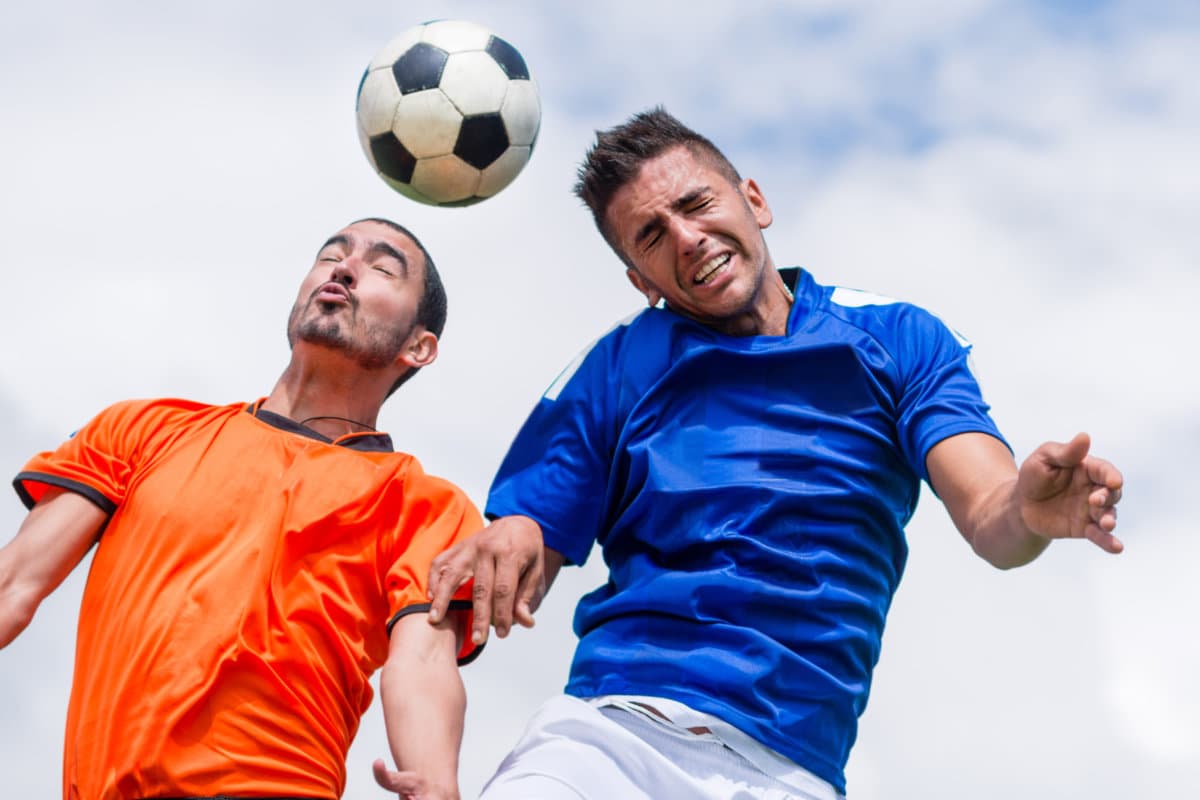 Männer spielen Fußball und greifen den Ball