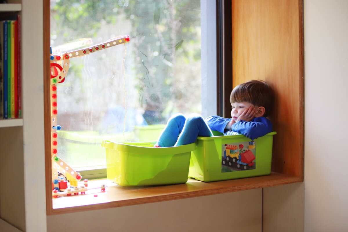 Ein vierjähriger Junge sitzt gelangweilt in seinem Zimmer am 18.03.2020.