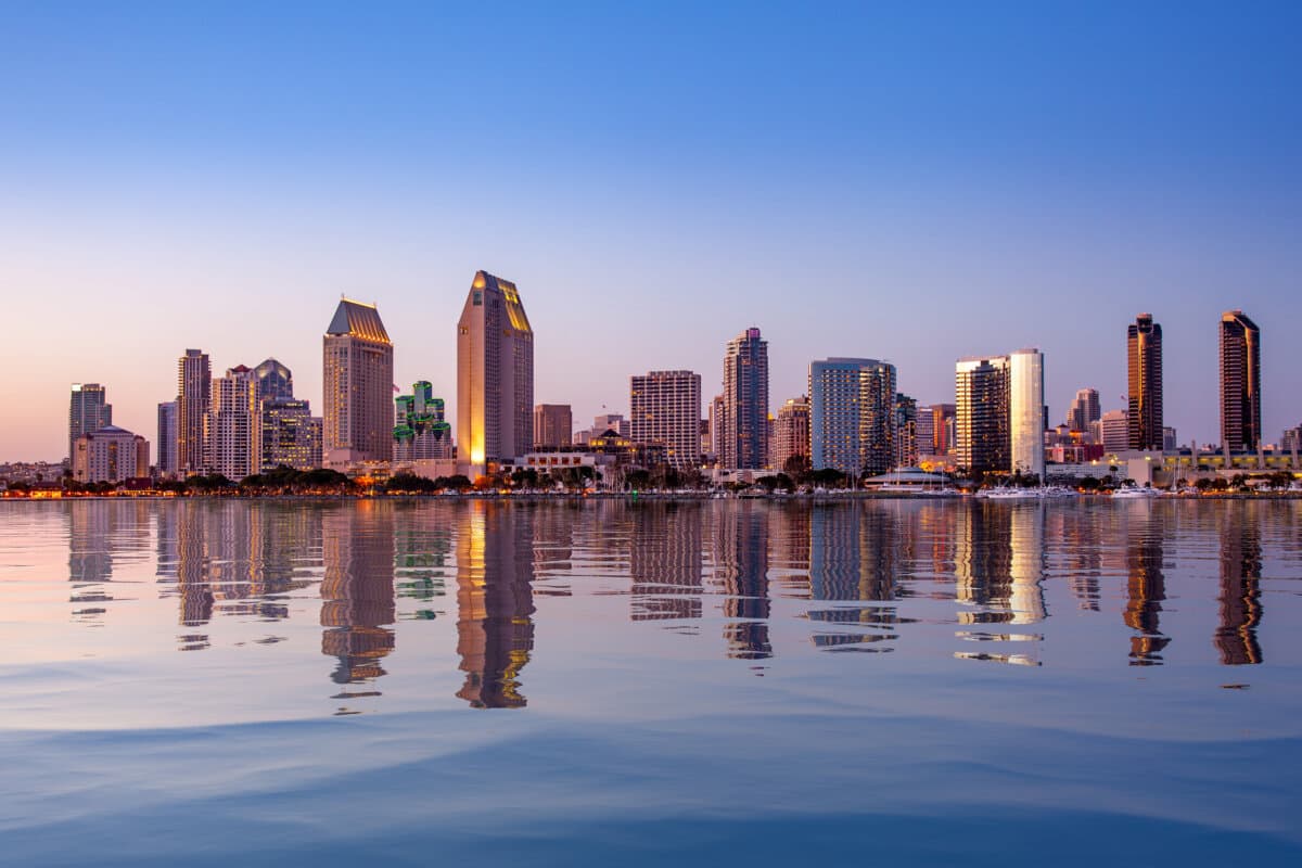 Skyline von San Diego bei Sonnenuntergang von Coronado