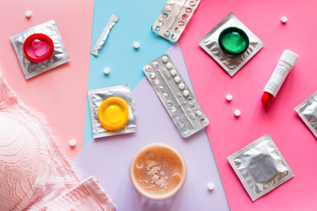 Kosmetika, BHs, Kondome und Antibabypillen auf farbigem Hintergrund. Konzept Empfängnisverhütung