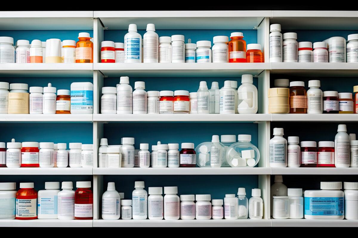 Ein gut gefülltes Medikamentenregal mit einer vielfältigen Auswahl an Arzneimitteln für verschiedene gesundheitliche