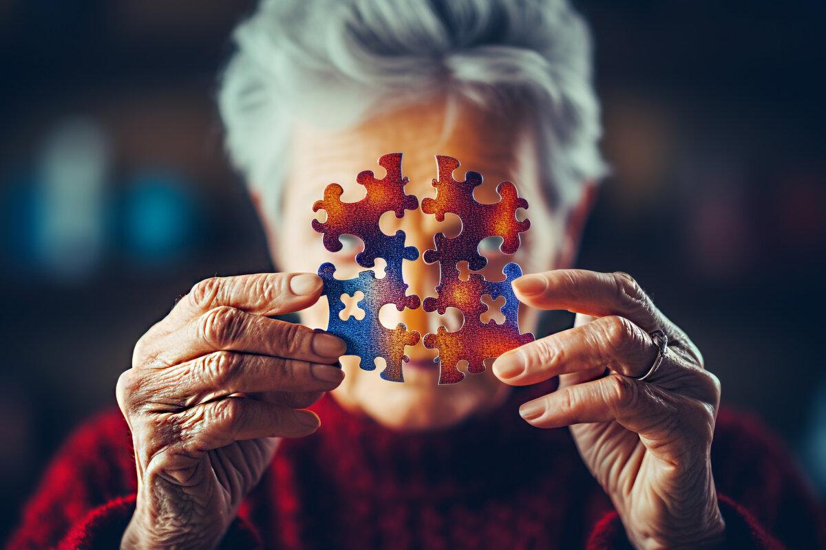 Demenz, Alzheimer-Krankheit. Eine ältere Frau hält eine Schablone