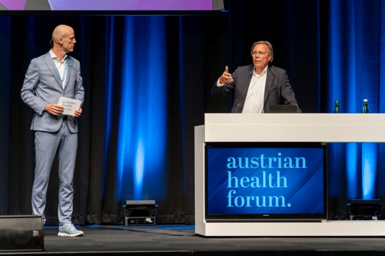 Soziologe und Sozialpsychologe Prof. Harald Welzer sprach in seiner Keynote ber das Thema Vertrauen in komplexe Systeme. V.l.n.r.: Christoph Hrhan und Prof. Harald Welzer