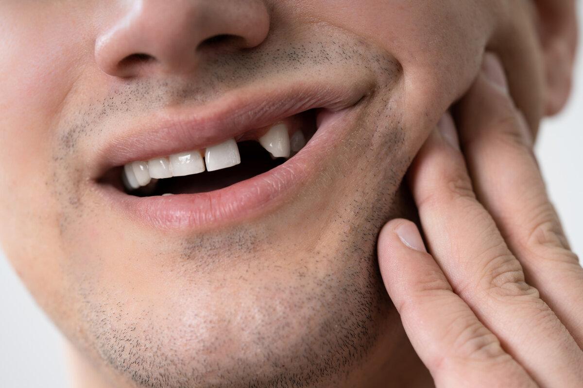 Nahaufnahme eines Mannes mit Zahnproblemen