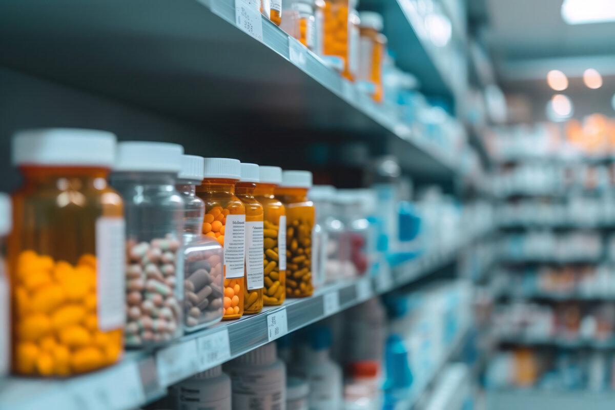Apothekenregale mit Medikamentengläsern mit Pillen und Flaschen mit Medikamenten, pharmazeutisches Konzept