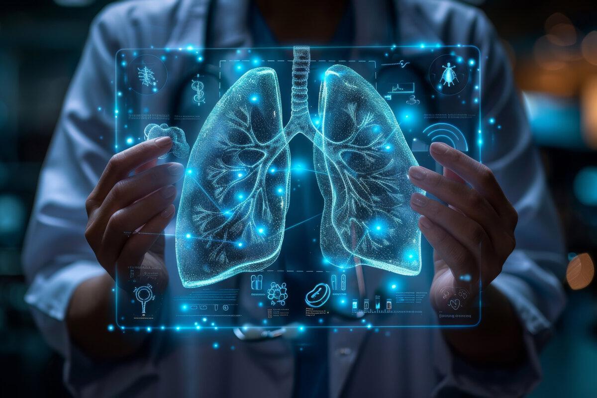 Das Bild zeigt einen Arzt, der einen 3D-Scan eines Lungenpaares hält