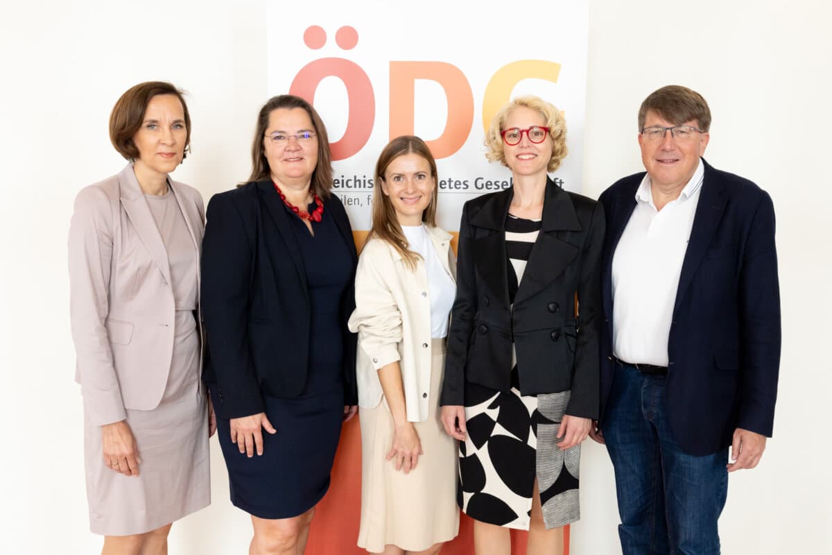 (c) fotodienst / Anna Rauchenberger - Wien, am 04.06.2024 - Pressegespräch von der Österreichischen Diabetes Gesellschaft (ÖDG): Diabetes bei Kindern und Jugendlichen - Versorgung mit knappen Ressourcen. FOTO v.l.: Priv.-Doz. Dr. Elke Fröhlich-Reiterer, Medizinische Universität Graz, Ao.Univ.Prof. Dr. Birgit Rami-Merhar, MBA, Medizinische Universität Wien, Elisabeth Renner, Obfrau MOKI Steiermark, Leitung DiAB KIDS Diabetes Assistenz und Beratung, Diabetesberaterin, Priv.-Doz. Dr. Gersina Rega-Kaun, Erste Sekretärin der ÖDG, Klinik Ottakring, Prim. Univ.-Prof. Dr. Peter Fasching, MBA, Präsident der ÖDG, Klinik Ottakring