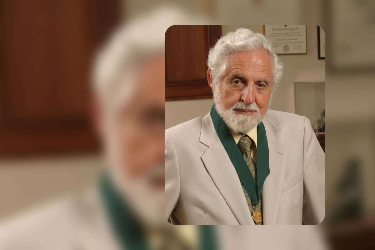 Carl Djerassi am 17. Juni 2004, nach der Verleihung der 2004 Goldmedaille des American Institute of Chemists an ihn in Philadelphia, Pennsylvania, USA.