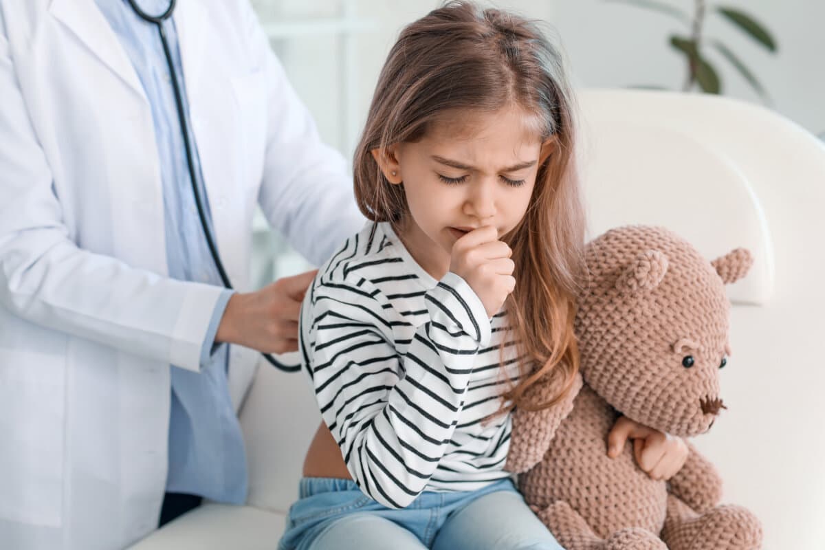 Krankes kleines Mädchen besucht Arzt in Klinik