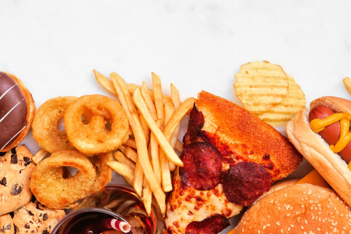 Junk Food-Oberrand über einem weißen Marmor-Banner-Hintergrund. Sele