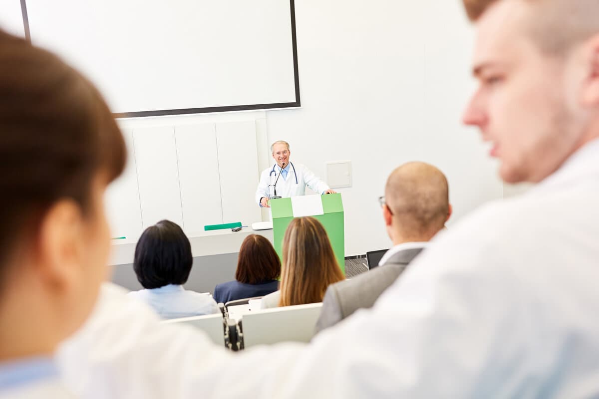 Medizin Studenten hören einem Dozenten in einer Vorlesung in der Uni zu