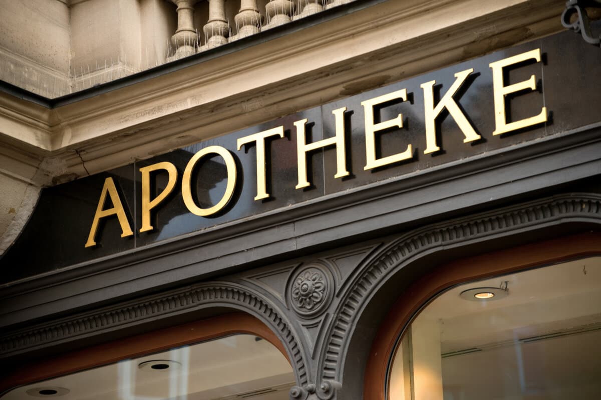 Portal einer Apotheke.