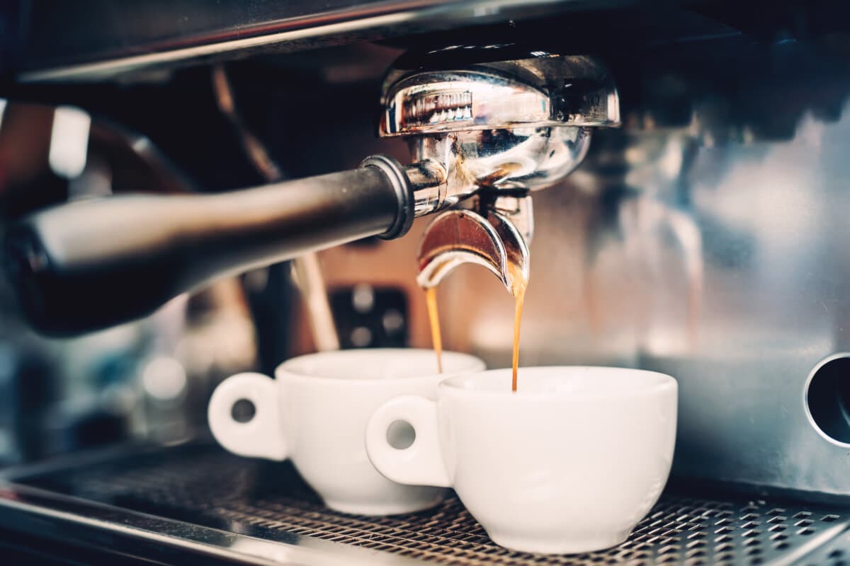 Professionelles Brühen - Details zur Kaffeebar. Espresso aus Espressomaschine. Barista-Details im Café