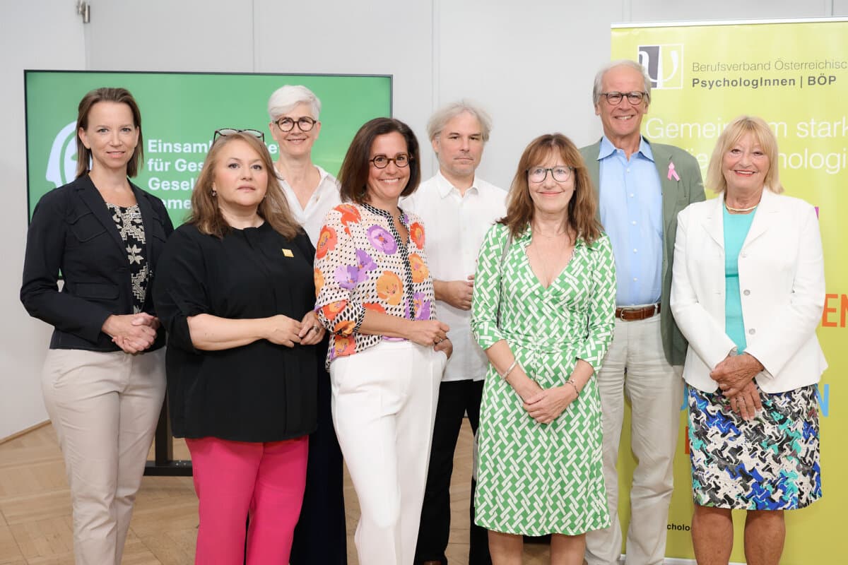 V.l.n.r.: Mag.a Anna Parr ( Generalsekretärin Caritas Österreich), Elisabeth Anselm ( Geschäftsführerin Hilfswerk Österreich), Anita Kienesberger (Allianz onkologischer PatientInnenorganisationen), Dr.in Katharina Moser ( Direktorin Diakonie Österreich), Mag. Martin Schenk (Armutskonferenz), ao. Univ. Prof.in Dr.in Barbara Juen (Österreichisches Rotes Kreuz), Prim. Univ.-Prof. Dr. Paul Sevelda (Präsident Österreichische Krebshilfe), a.o. Univ. Prof.in Dr.in Beate Wimmer-Puchinger ( Präsidentin des Berufsverbands Österreichischer PsychologInnen)