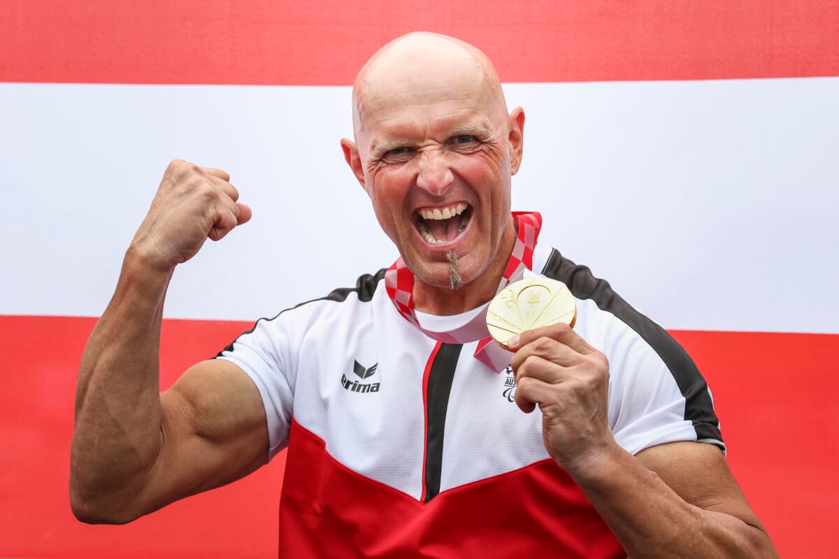 Walter Ablinger mit seiner Goldmedaille im Einzelzeitfahren bei den Paralympics in tokyo, im August 2021.