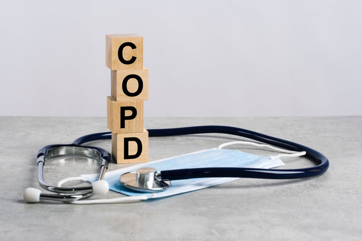 Das Wort COPD besteht aus Holzwürfeln mit Stethoskop und Medikamentenmaske.