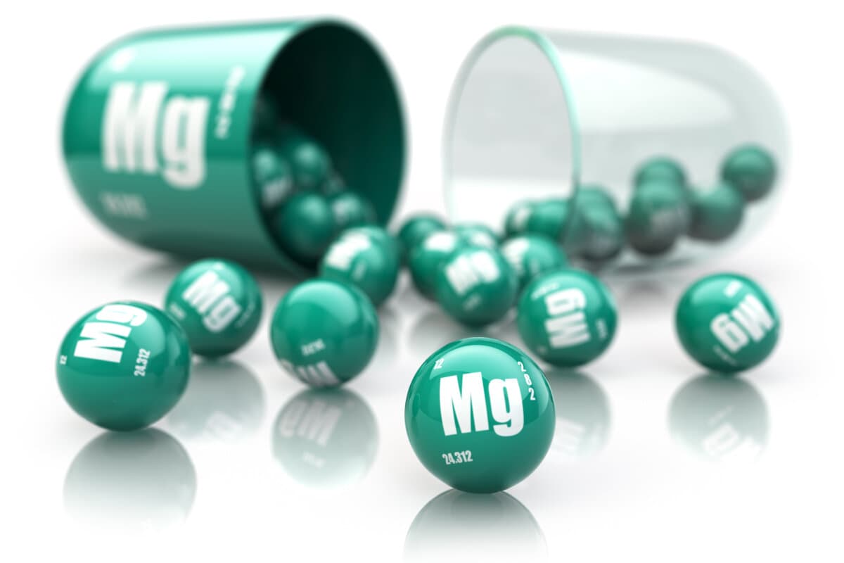 Kapsel mit Magnesium Mg-Element. Nahrungsergänzungsmittel. Vitaminkapsel isoliert auf weiß. 3D-Abbildung