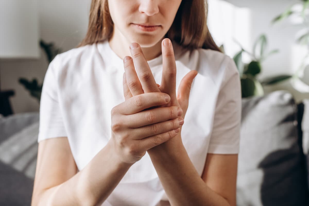 Abgeschnittene Aufnahme einer ungesunden Massagehand einer Frau mit Schmerzen im Handgelenk, rheumatischer Arthritis.