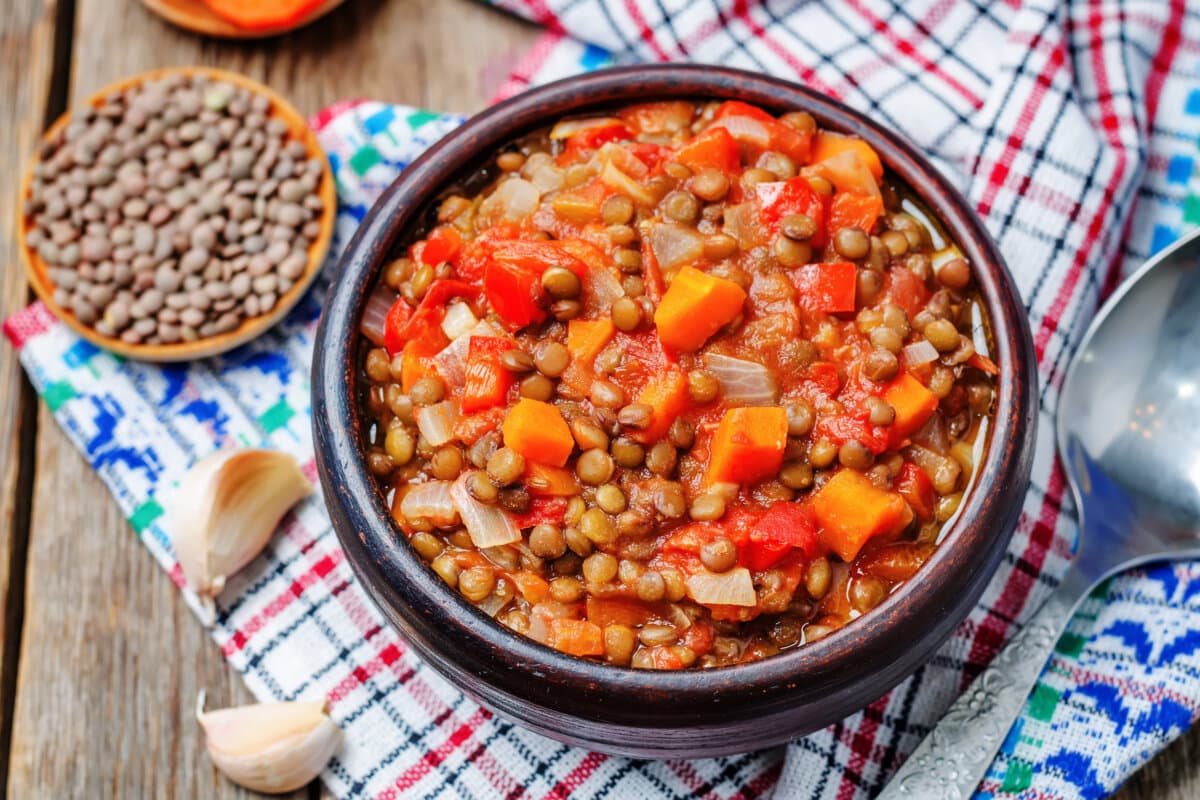 Veganer Eintopf aus grünen Linsen und Tomaten. Tonisierung. Selektiver Fokus