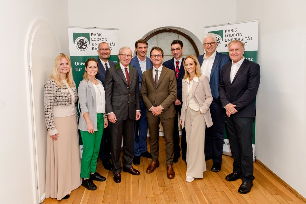 Sophie Hartl (Leitung der Universitätsambulanz für Psychotherapie), Sara Plimon-Rohm (Juristin im Bundesministerium für Soziales, Gesundheit, Pflege und Konsumentenschutz), Landeshauptmann Wilfried Haslauer, Vizerektor Elias Felten, Rektor Bernhard Fügenschuh, Professor Thomas Probst, Barbara Haid (Präsidentin des Österreichischen Bundesverbandes für Psychotherapie), Andreas Huss (Obmann der Österreichische Gesundheitskasse) sowie Wolfgang Schmidböck (Österreichischer Verband für Psychotherapie).