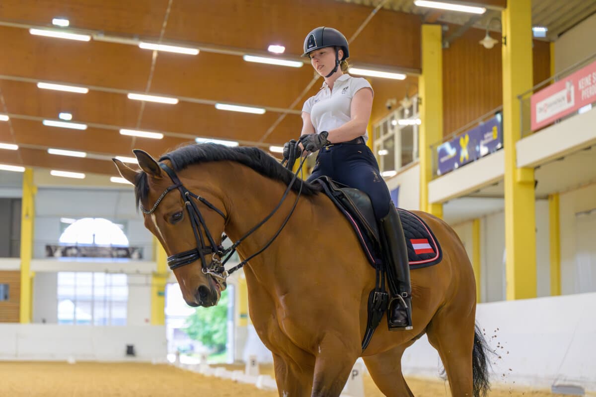 Valentina Strobl auf ihrem Pferd Bequia Simba.