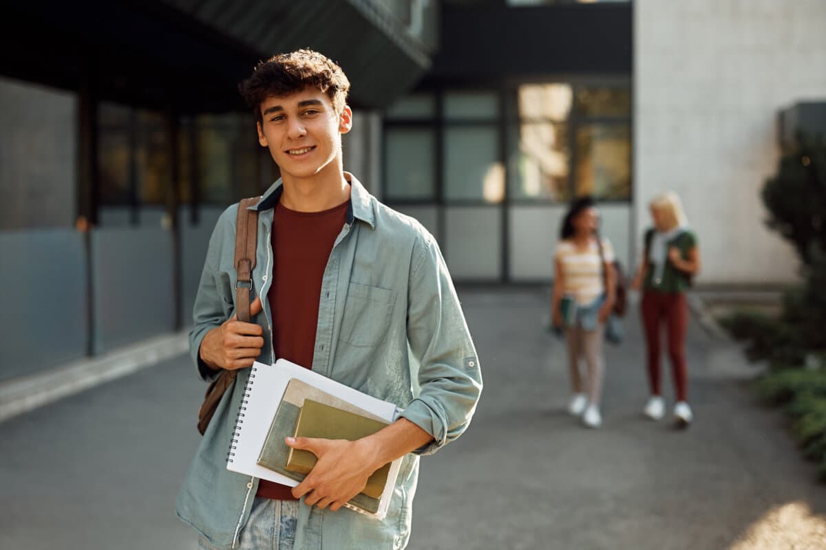 Ein Student am Campus.