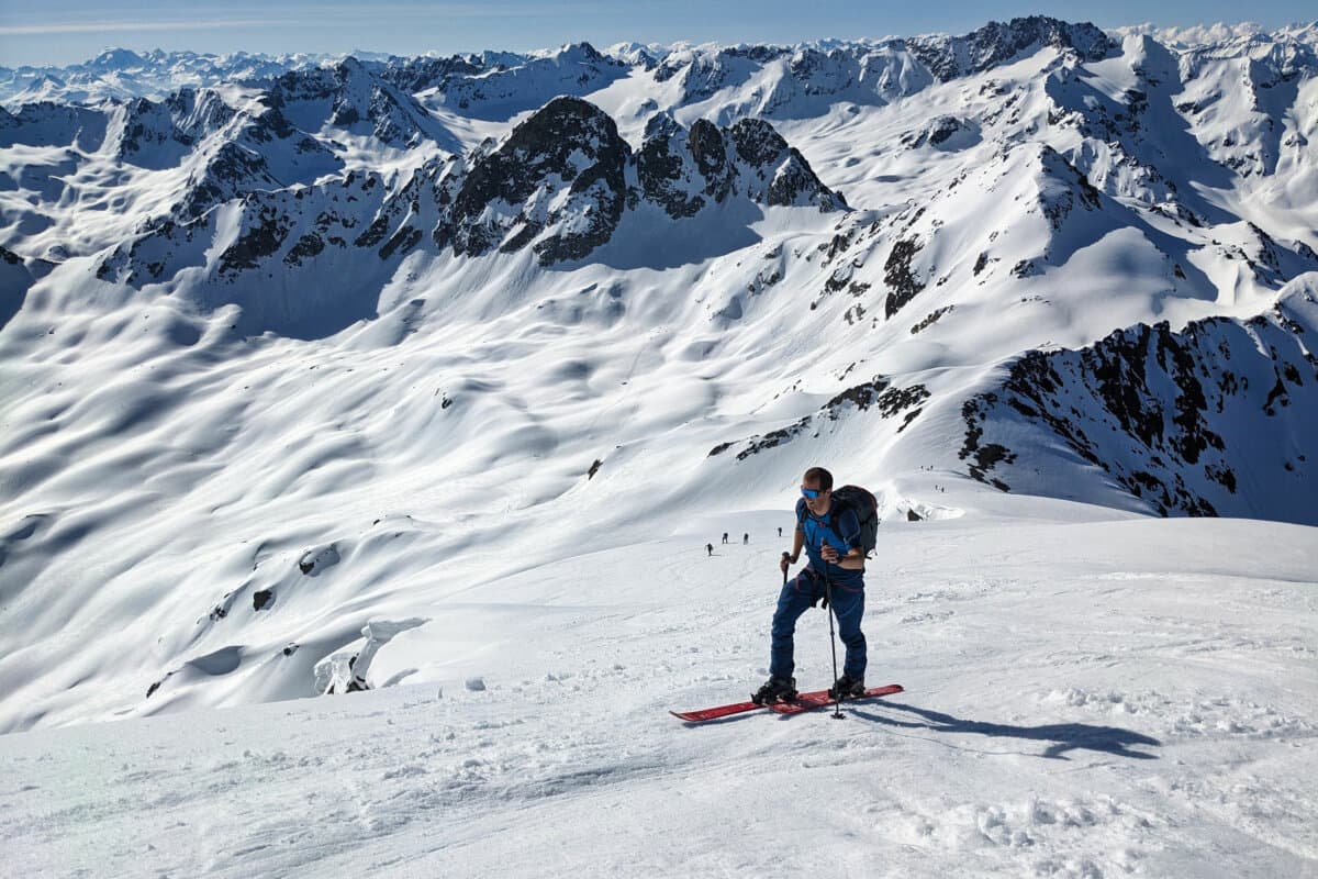 Berglandschaft im Winter mit Schifahrer.