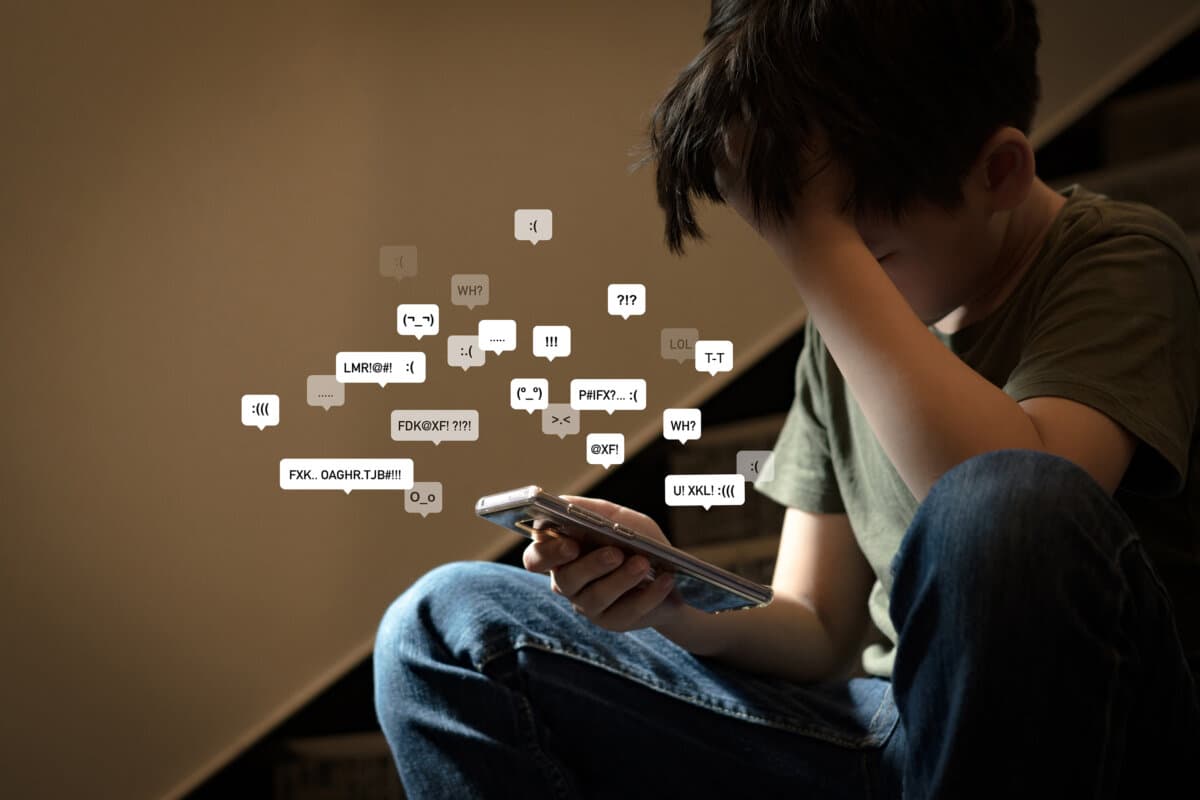 Cybermobbing – Konzept der Belästigung in sozialen Medien. Junge asiatische