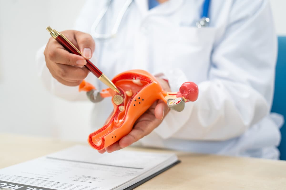 Eine Ärztin sitzt an einem Schreibtisch in einem Krankenhaus. Sie erklärt