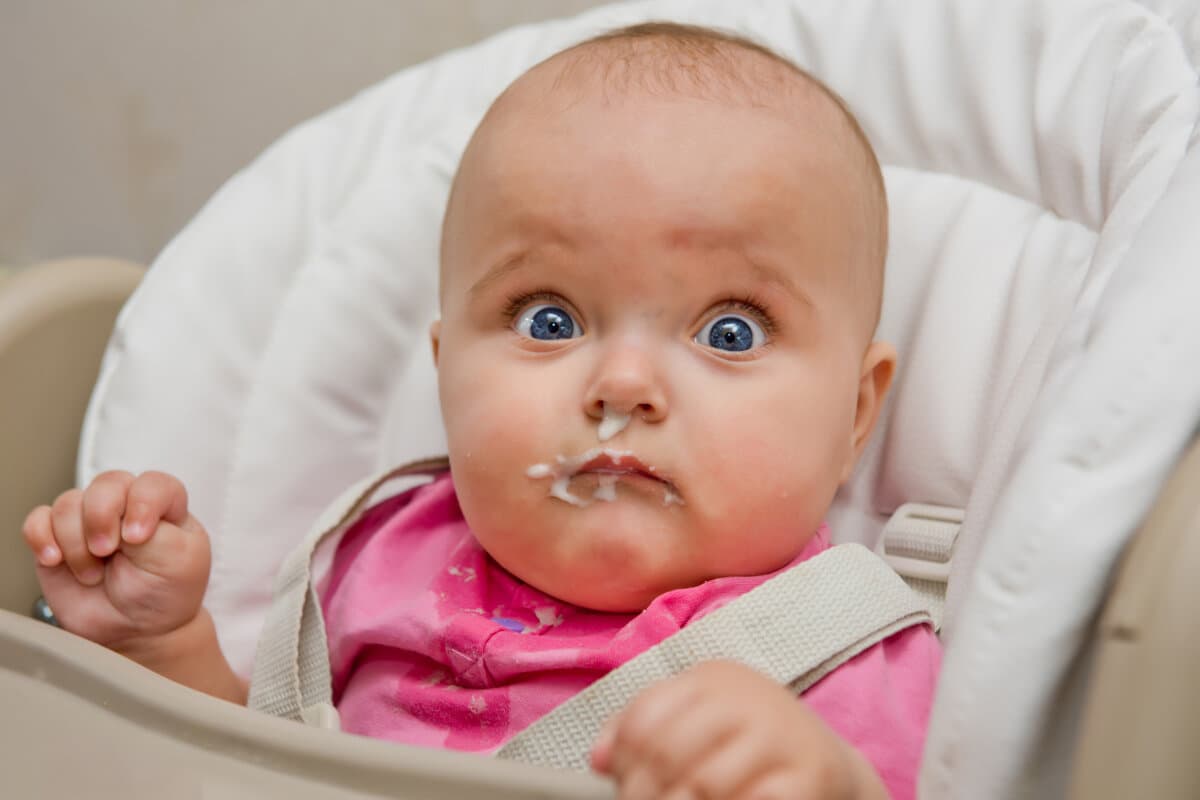 Baby hat sich den Brei ins Gesicht geschmiert.