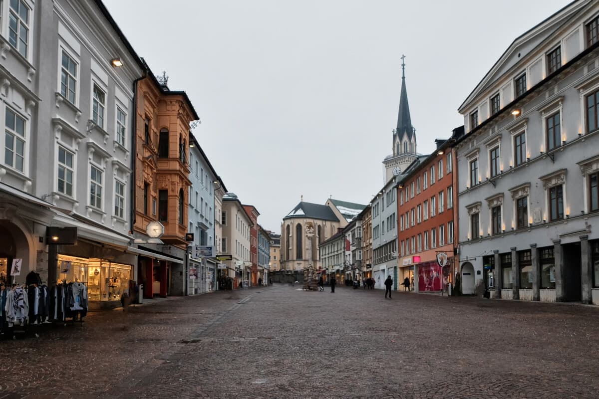 VILLACH, ÖSTERREICH: Blick auf den Hauptplatz der österreichischen Stadt Villach bei Sonnenuntergang.