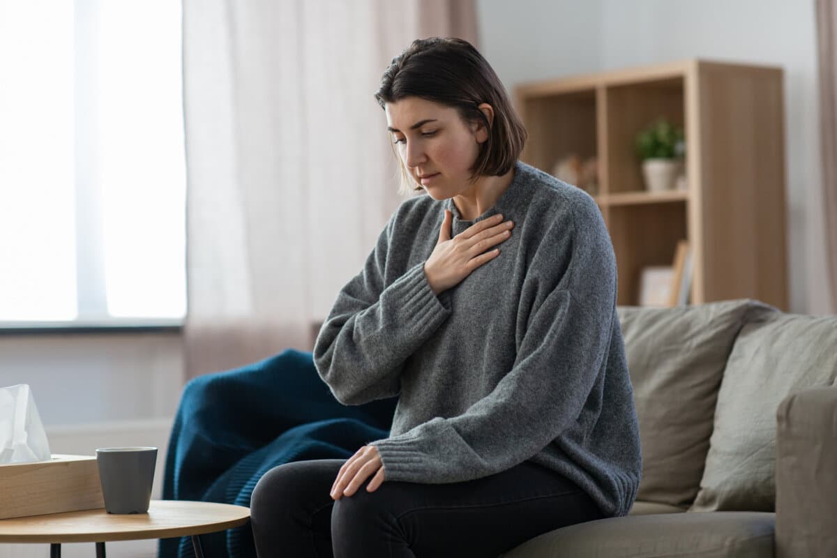 Konzept der psychischen Gesundheit, psychischer Probleme und Depressionen - traurige Frau mit Atembeschwerden oder