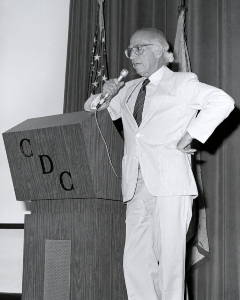 Dieses Foto zeigte Dr. Jonas Salk, den Erfinder des ersten Polio-Impfstoffs im Jahr 1955, während seines Besuchs bei den Centers for Disease Control im Jahr 1988 auf dem Podium, wie er während seines Vortrags Fragen beantwortete.