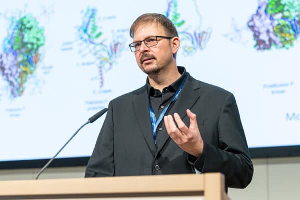 Univ.-Prof. Dr. Florian Krammer auf dem Podium am Österreichischen Impftag