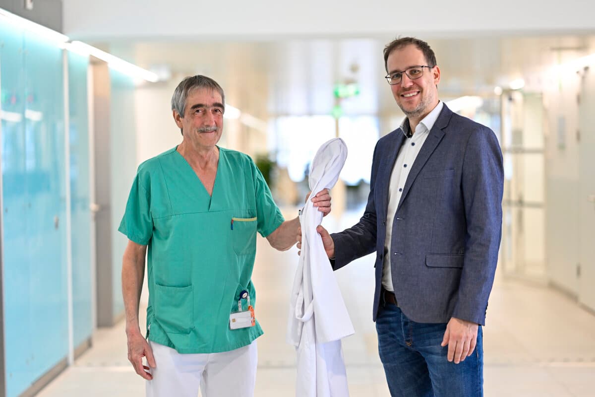 Prim. Dr. E. Trampitsch übergibt Mantel an Prim. Dr. M. Opperer