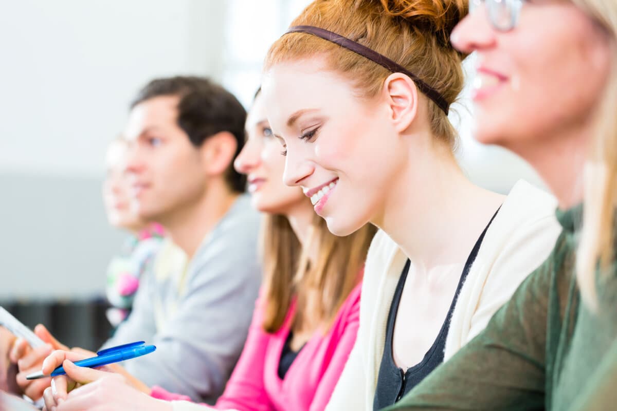 College-Studenten machen sich im Hörsaal der Universität Unterrichtsnotizen