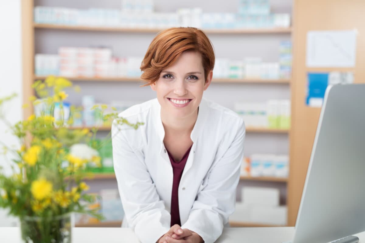 kompetente apothekerin an der verkaufstheke