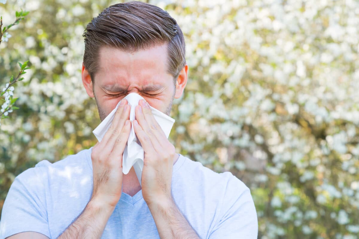 Man mit Heuschnupfen (allergische Rhinitis)