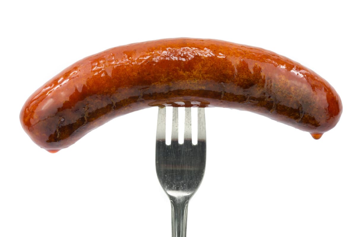Bratwurst auf einer Gabel.