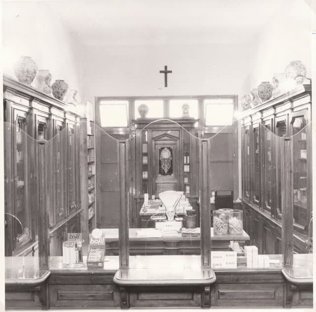 Historische Aufnahme der Vatikan Apotheke.