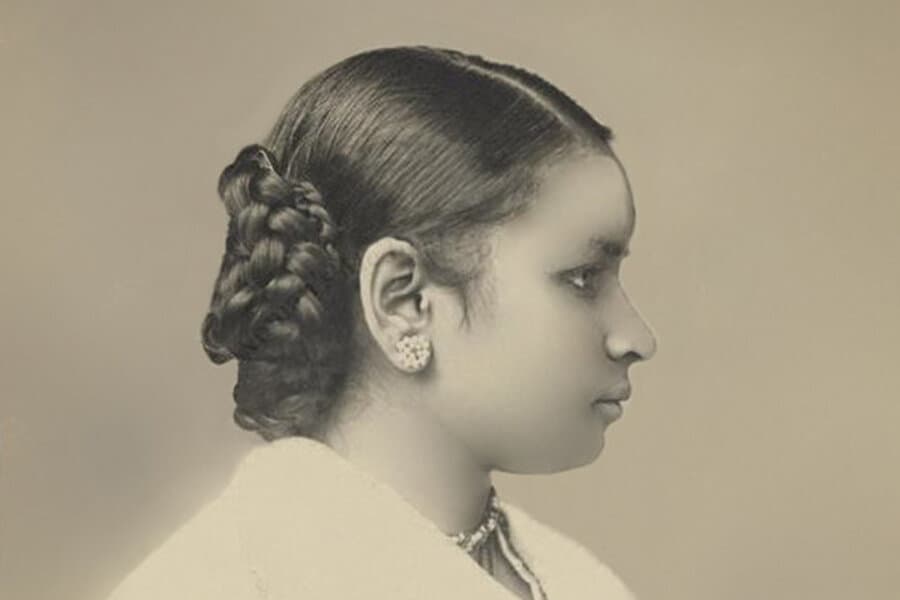 Ein Porträtfoto von Dr. Anandi Gopal Joshi, M.D., Abschlussjahrgang 1886 des Women’s Medical College of Pennsylvania.
