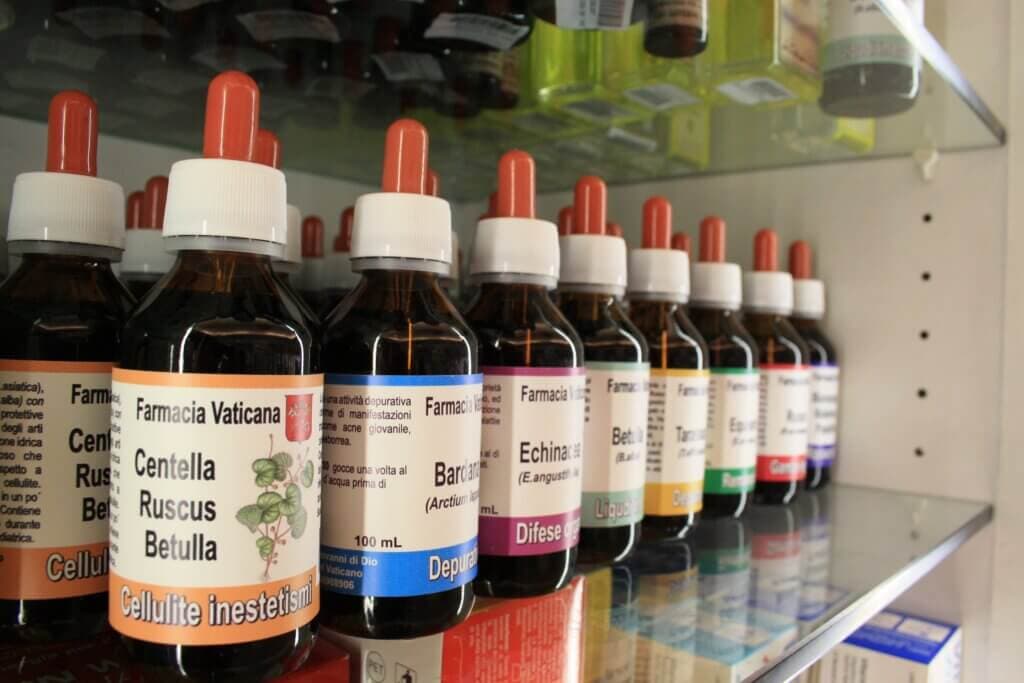 Selbst hergestellte Mittel der Vatikan Apotheke.