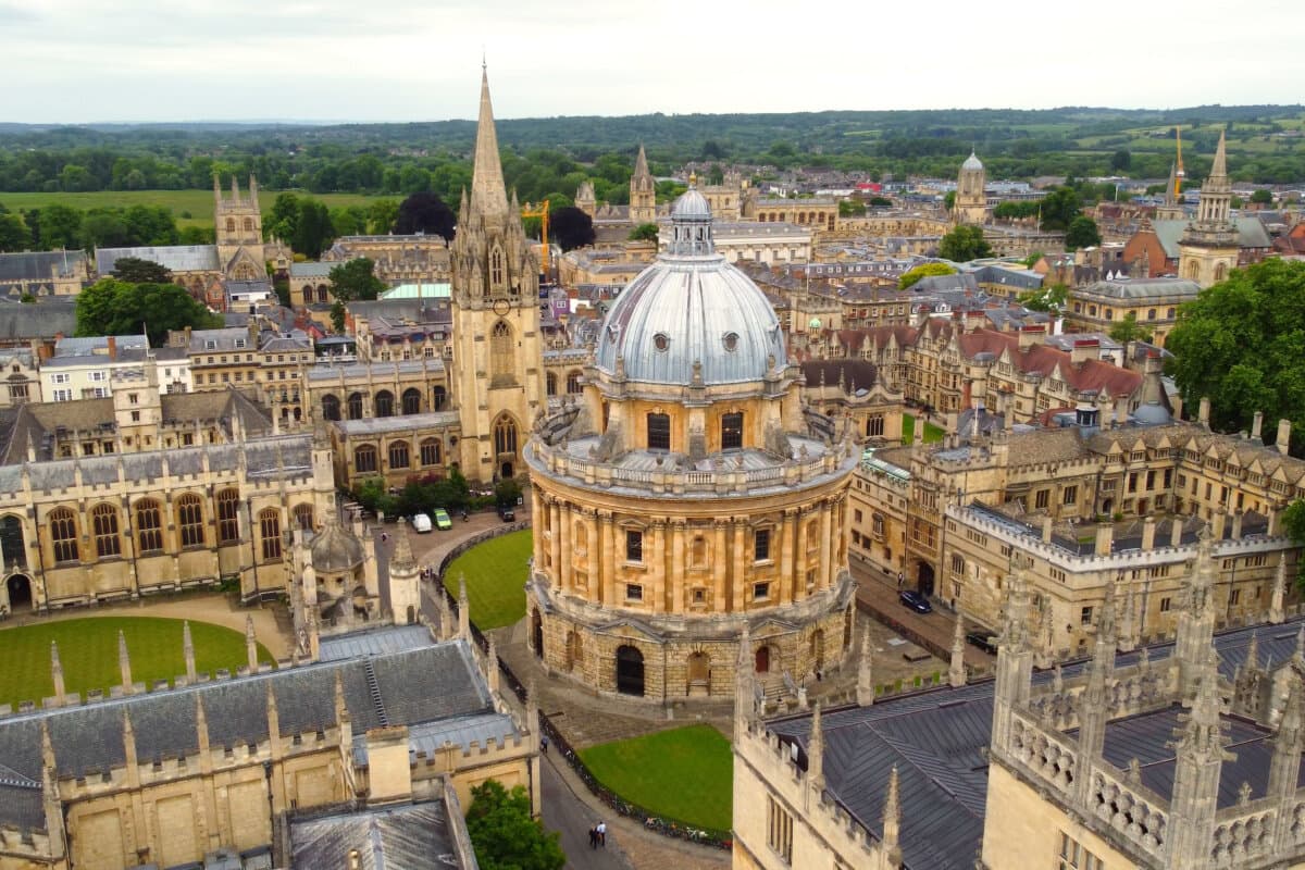 Berühmte Radcliffe Camera in der Oxford University – Luftaufnahme