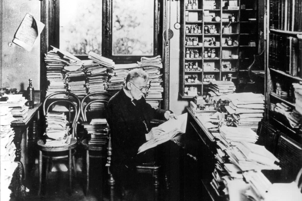 Paul Ehrlich in seinem Arbeitszimmer im Frankfurter Georg-Speyer-Haus, 1910.